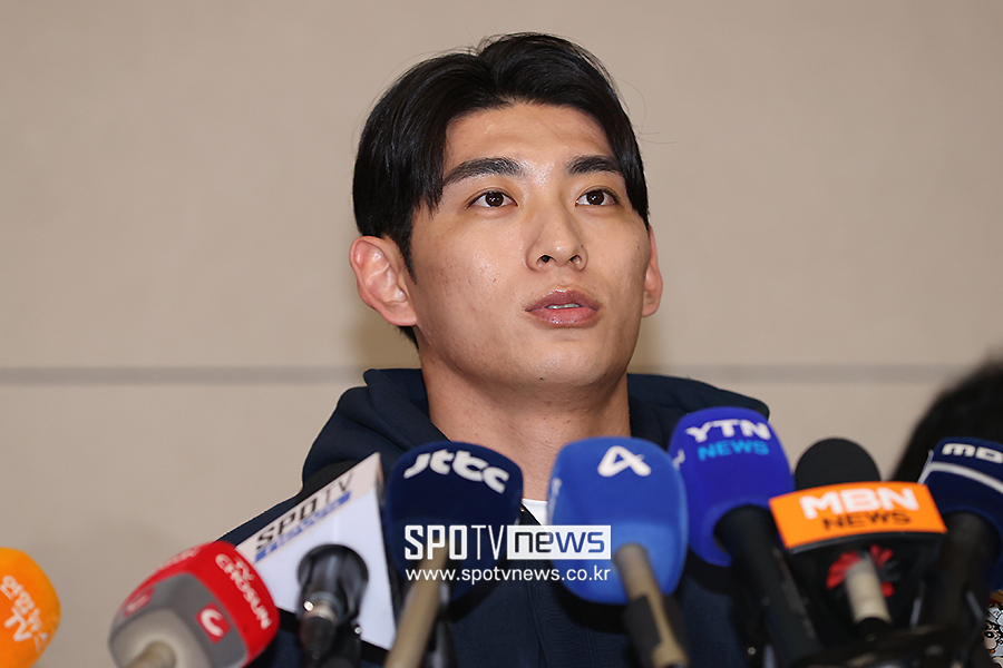 ▲ 샌프란시스코 자이언츠의 한국인 메이저리거 이정후가 13일 인천국제공항에서 미국으로 출국하기 전에 기자회견을 갖고 취재진의 질문에 답하고 있다. ⓒ곽혜미 기자
