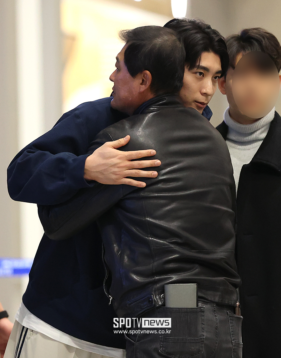 ▲ 샌프란시스코 자이언츠의 한국인 메이저리거 이정후가 13일 인천국제공항에서 미국으로 출국하기 전에 아버지 이종범 KT 위즈 코치와 포옹을 나누고 있다. ⓒ곽혜미 기자
