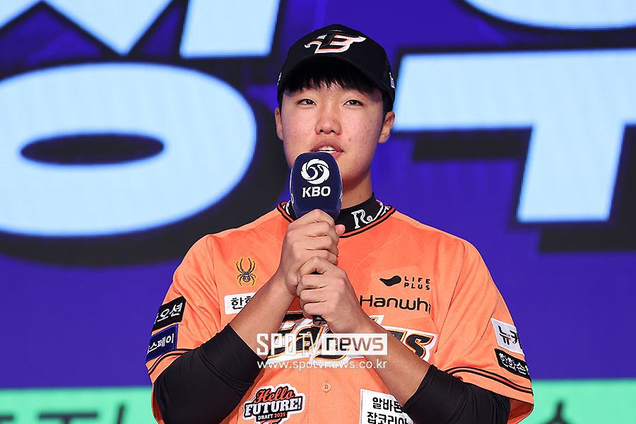 한화 스피드건 불나겠네… 이미 최강인데 ‘156㎞’ 2명 추가라고? 신구장 강속구쇼 커밍순