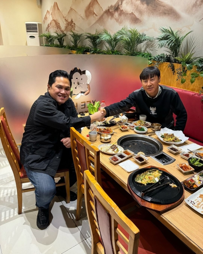 '신태용 뒤통수 경질' 인도네시아, 이제 와서 떨기 시작 "클루이베르트? 축구는 이름값으로 하는 게 아닌데"