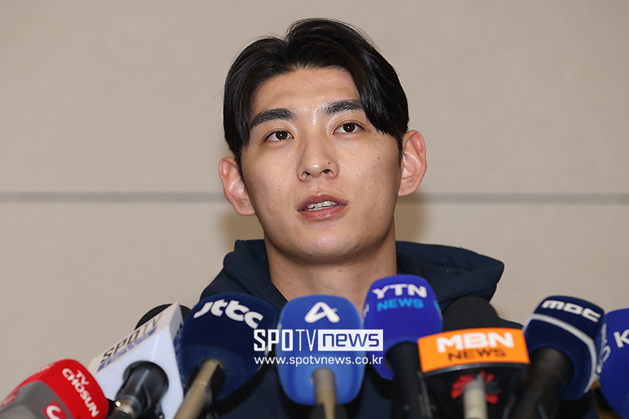 ▲ 샌프란시스코 자이언츠의 한국인 메이저리거 이정후가 13일 인천국제공항에서 미국으로 출국하기에 앞서 인터뷰를 갖고 올 시즌 각오를 나타내고 있다. 이정후는 미국 애리조나로 출국해 본격적인 2025시즌 준비에 나선다. ⓒ곽혜미 기자