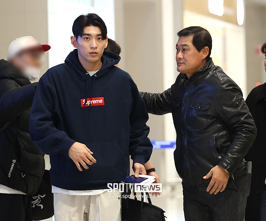 ▲ 샌프란시스코 자이언츠의 한국인 메이저리거 이정후가 13일 인천국제공항을 통해 미국으로 출국하고 있다. 이정후의 아버지인 이종범 KT 위즈 코치도 인천국제공항에 나와 이정후를 배웅했다. ⓒ곽혜미 기자