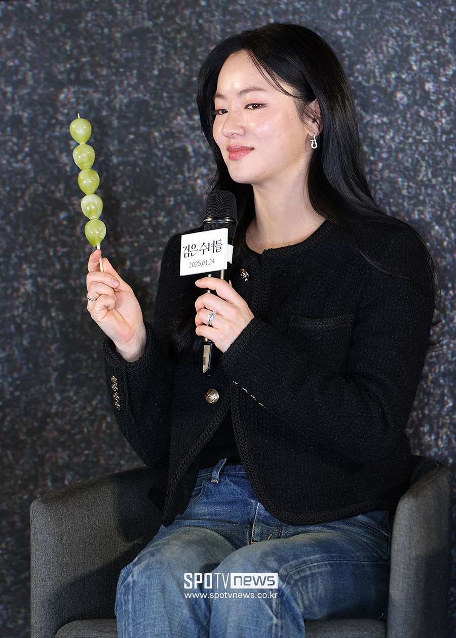 [포토S] 전여빈, '탕후루를 좋아하는 수녀'
