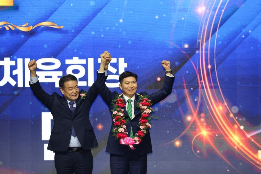 '탁구 영웅' 유승민, 제42대 대한체육회장 당선…"변화 열망에 화답하겠다"