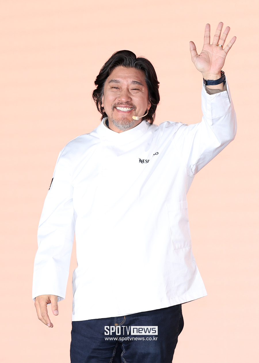 [포토S] 에드워드 리, 기분 좋은 손인사