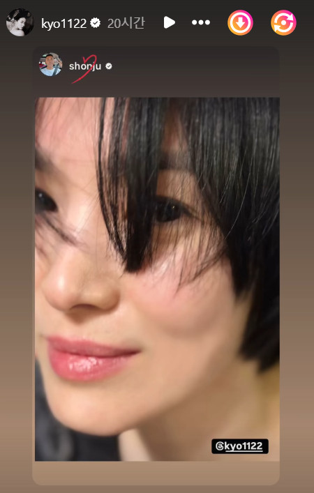 송혜교, 초밀착 셀카에도 충격 비주얼…나이 거꾸로 먹네