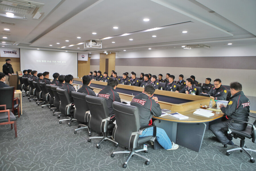 ▲ 최준영 대표이사가 주관한 KIA 타이거즈 전략 세미나 ⓒ KIA 타이거즈