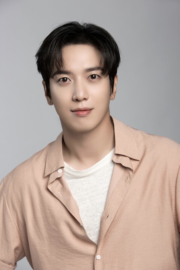 씨엔블루 정용화, 무릎 연골 파열 진단 "오늘(20일) 수술"[공식입장]