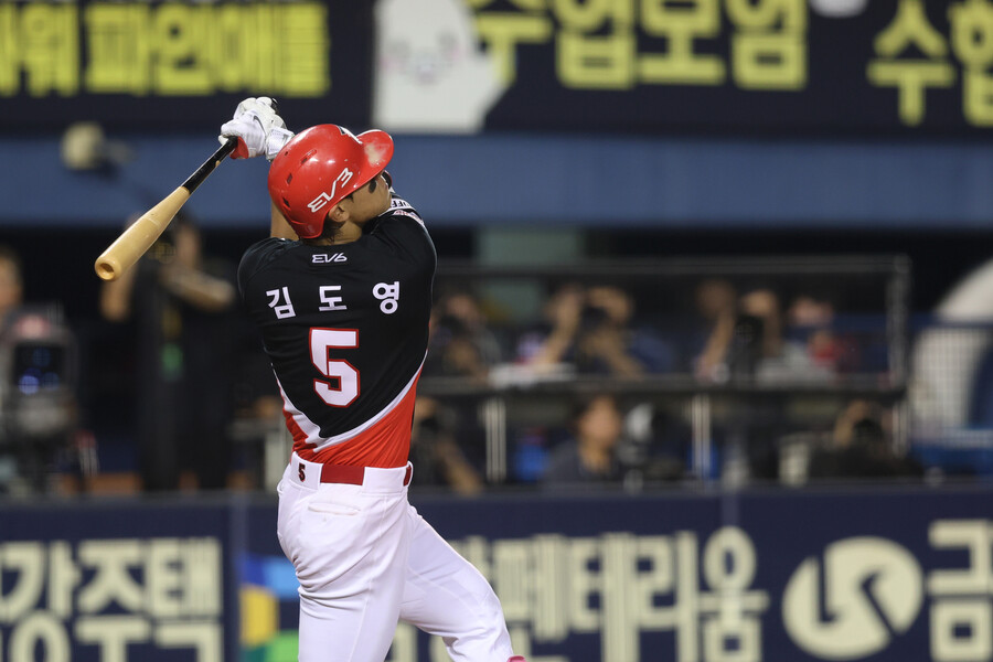 ▲ 2024년 KBO리그 정규시즌 MVP에 빛나는 김도영은 시즌 141경기에서 타율 0.347, 38홈런, 109타점, 40도루, 143득점, OPS(출루율+장타율) 1.067의 대활약을 했고 팀 성적도 좋아 대폭의 연봉 인상이 예고되어 있었다.  ⓒKIA타이거즈