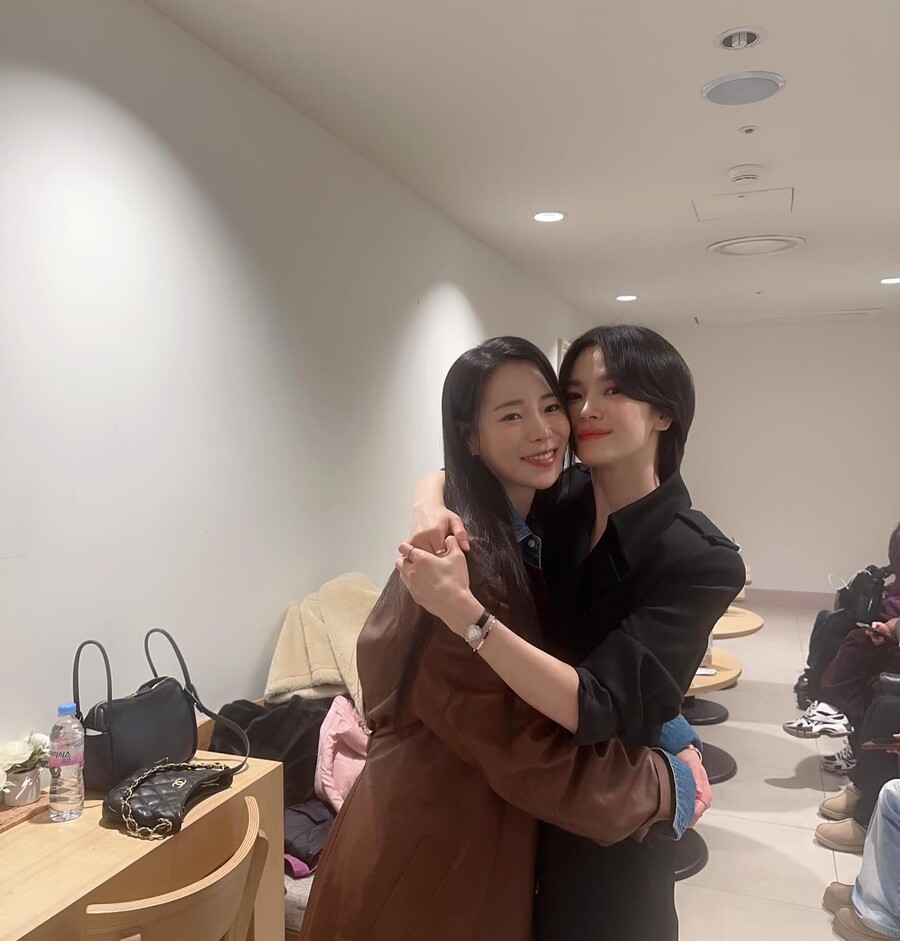 송혜교, 임지연 꼭 끌어안은 초밀착 투샷…'더 글로리' 우정 여전해