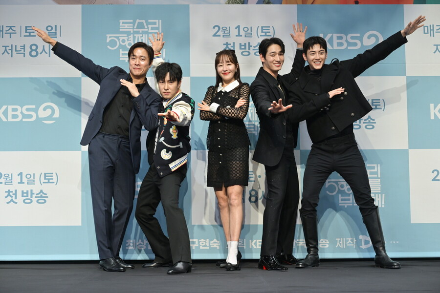 ▲ '독수리 5형제를 부탁해!' 배우들, 최상열 감독. 제공| KBS