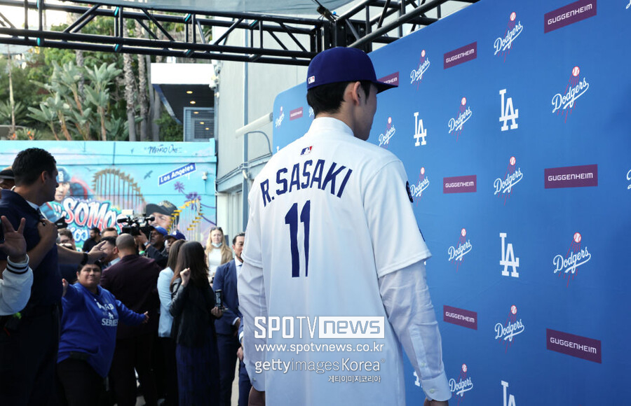 '등번호 11번' 사사키 유니폼 떴다! 근데 왜 R·SASAKI? 알고보니 '친정 리스펙트'