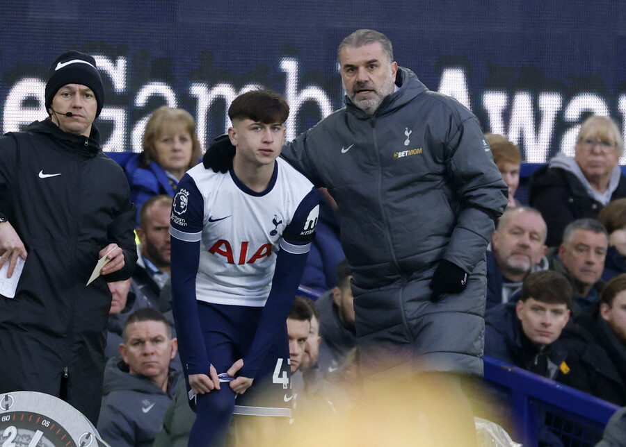 ▲ 주전들의 대거 부상으로 아치 그레이, 마이키 무어, 루카스 베리발 등 10대 선수들을 적극 활용하고 있는 엔제 포스테코글루 토트넘 홋스퍼 감독. ⓒ연합뉴스/REUTERS