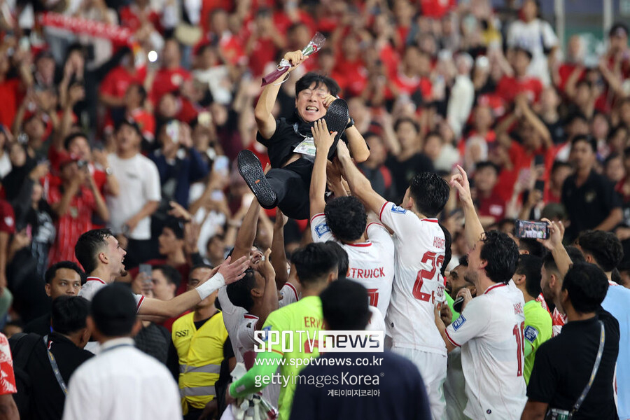▲ 신태용 감독은 인도네시아 축구를 새로운 팀으로 만들어 놓았다는 평가를 받는다. 수비수 도니 파뭉카스(사진 위 오른쪽)는 신 감독의 지도에 상당한 영향을 받았다고 고백했다.