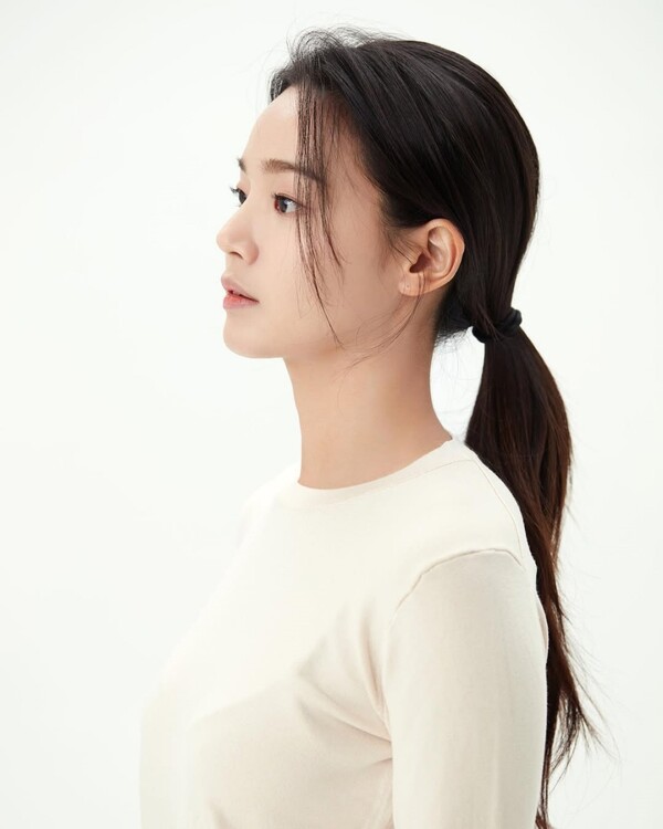 ▲ 골든문 엔터테인먼트와 전속계약을 맺은 지헤라. 제공|골든문 엔터테인먼트