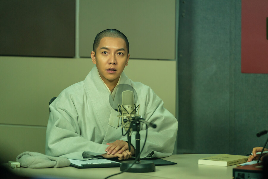 설 안방으로…김윤석·이승기 '대가족', VOD 서비스 시작
