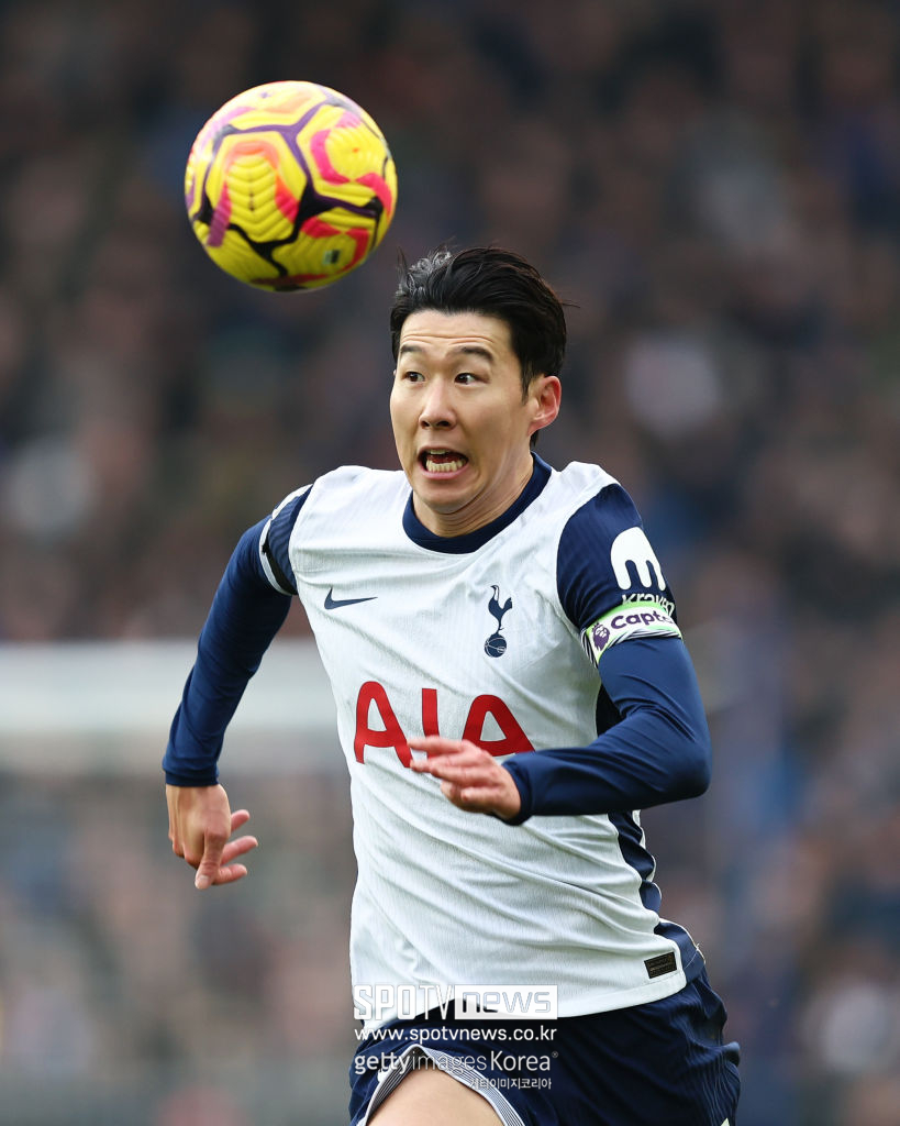 으악! 손흥민 죽도록 뛰어봐! “절대 도전을 피하지 않는 톱 클래스” 극찬 'EPL 최초' 9시즌 연속 두 자릿 수 득점 → 솔랑케까지 부상이탈 ‘혹사 가능성’