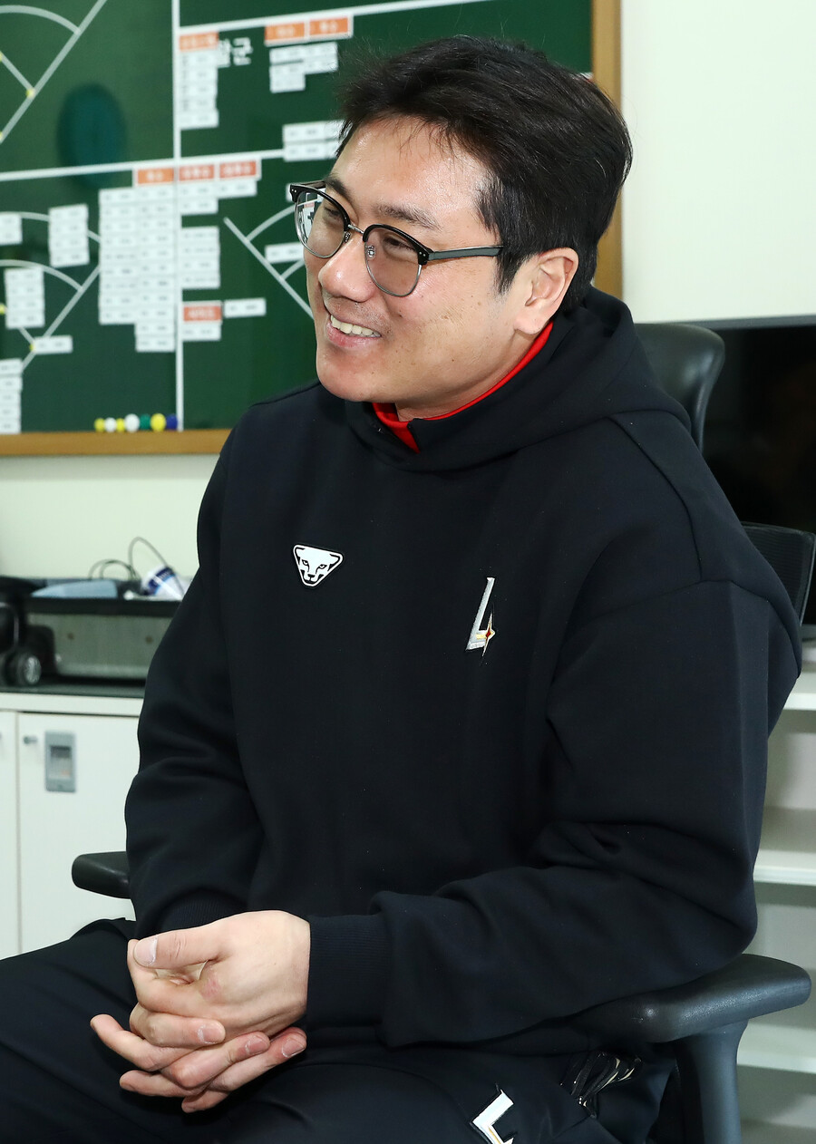 ▲ 박정권 감독은 "최근 SSG가 계속해서 훈련량을 늘리고 있는데 밖에서 볼 때는 좋은 방향성이라고 생각했다"면서 수비와 기본기 훈련량에 초점을 맞추겠다는 의지를 드러냈다. ⓒSSG랜더스