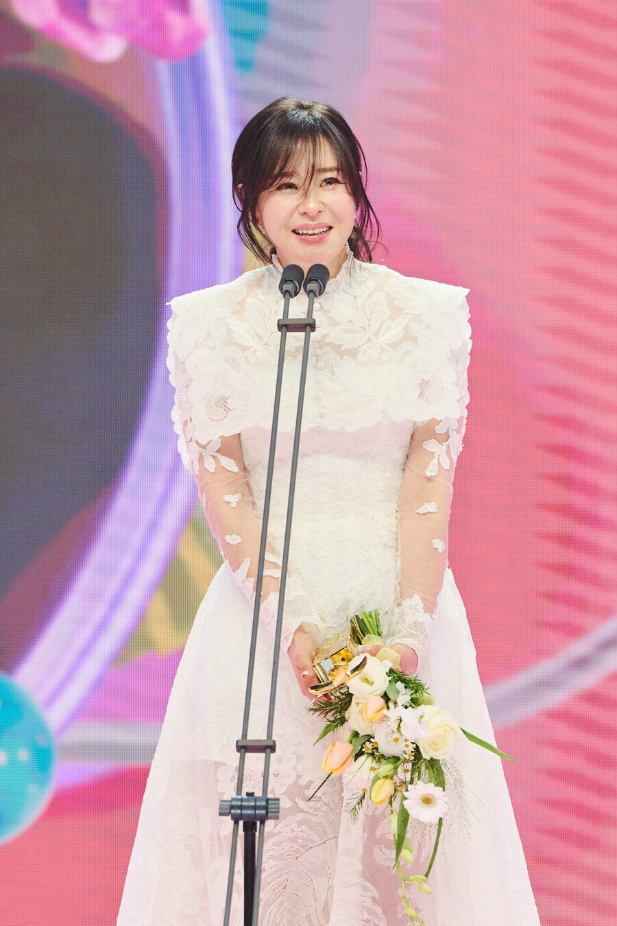 '데뷔 30년만에 신인상' 최강희의 눈물 "얼마나 귀한 자리인지 안다"[이슈S]