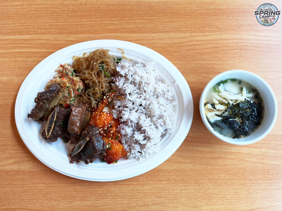 ▲ 두산이 설 명절을 맞아 점심 메뉴로 떡국을 비롯해 갈비찜, 전, 잡채, 나물 등 명절 특식을 마련했다. ⓒ두산 베어스