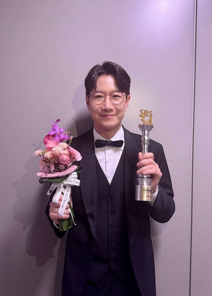 'SBS 연예대상' 조우종, 우수상+굿패밀리상…"♥아내 없었다면 못 받았다"