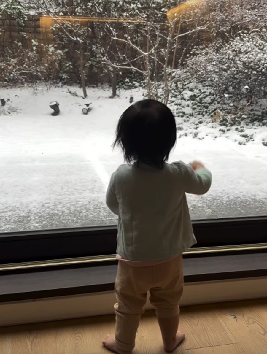 이병헌♥이민정 늦둥이 딸, 걸그룹 해도 되겠네…댄스본능 뒤태 '깜찍'