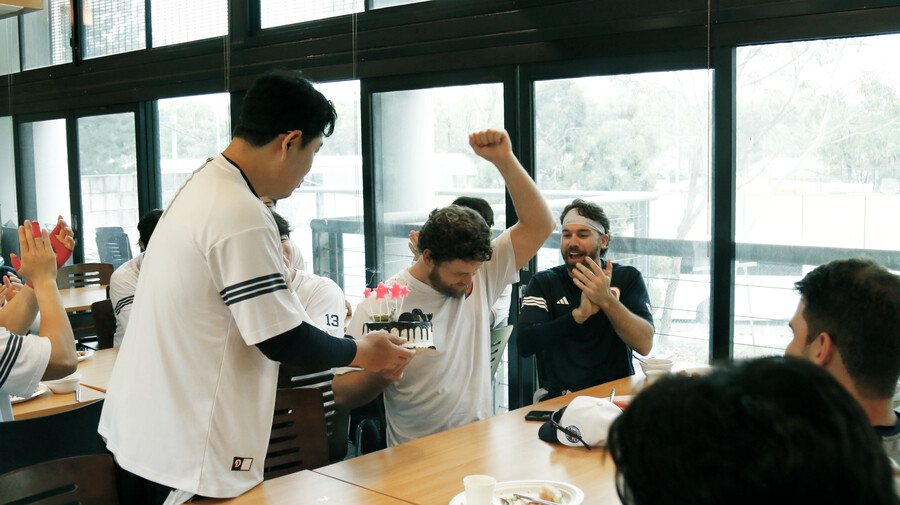 ▲ 두산 외국인투수 콜 어빈이 동료들이 깜짝 생일파티를 마련하자 기쁨의 제스처를 취하고 있다. ⓒ두산 베어스