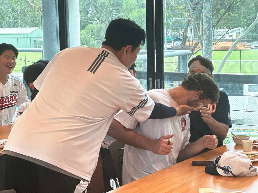 ▲ 두산 주장 양의지가 생일을 맞은 외국인투수 콜 어빈에게 케이크를 묻히는 장난을 치고 있다. ⓒ두산 베어스
