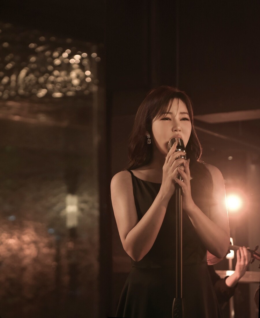 송가인, ‘눈물이 난다’ 라이브 클립 100만부…유튜브→음원 차트 '올킬'