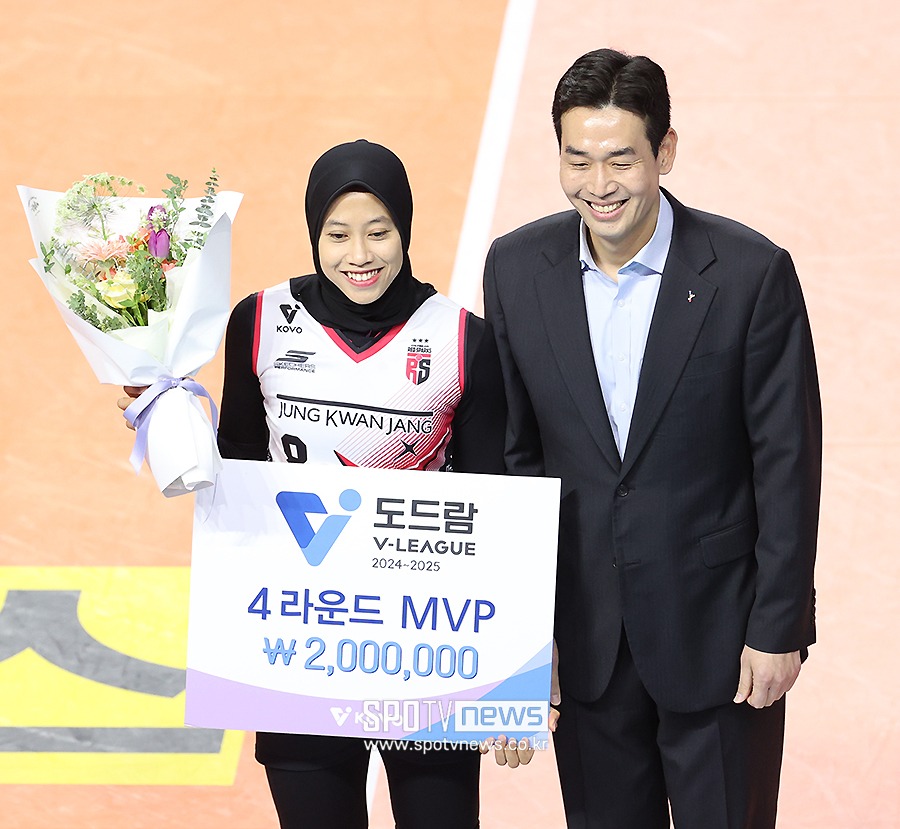 [포토S] '4라운드 MVP' 메가, 고희진 감독과 기념 촬영