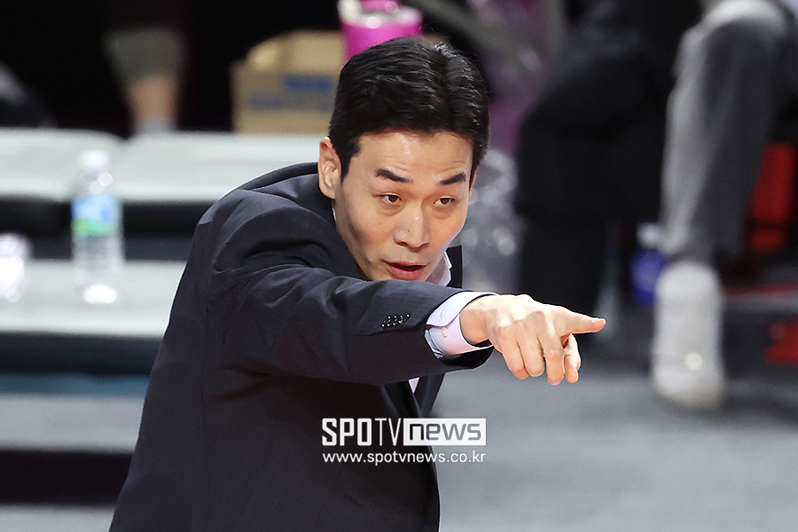 [포토S] 고희진 감독, '날카로운 눈빛으로'