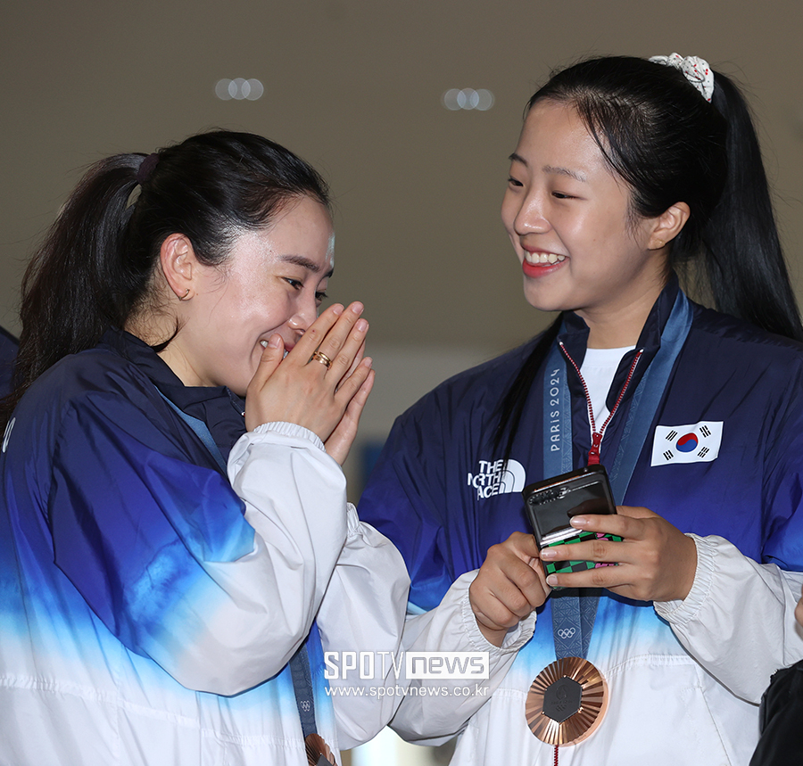▲ 한국 여자탁구의 전성기를 이끈 영혼의 듀오인 신유빈과 전지희가 국제대회 단식에서 적으로 만났다. 전지희가 최근 태극마크를 반납하면서 복식조가 해체되자마자 둘의 대결이 성사돼 눈길을 모았다. 결과는 신유빈의 3-0 승리였고, 둘의 상대전적은 2승 2패 동률이 됐다.  ⓒ곽혜미 기자