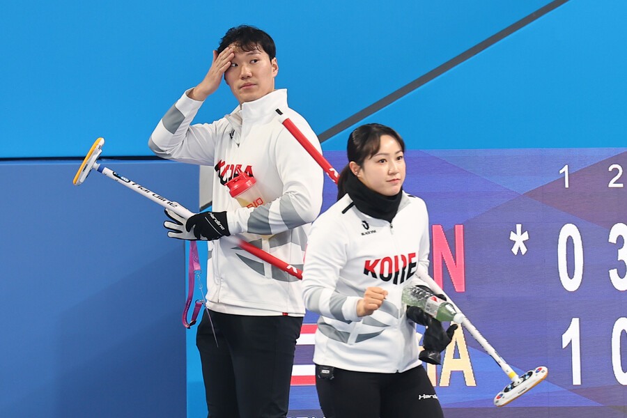 ▲ 컬링 믹스더블 ‘팀 킴’ 김경애(강릉시청)-성지훈(강원도청) 혼성 2인조가 '2025 하얼빈동계아시안게임'에서 금메달을 조준한다. 하지만 4일 중국 하얼빈 핑팡 컬링 아레나에서 열린 B조 조별예선 1차전에서 필리핀 캐슬린 더버스타인-마크 피스티 혼성 2인조에 6-12로 패배했다. ⓒ연합뉴스
