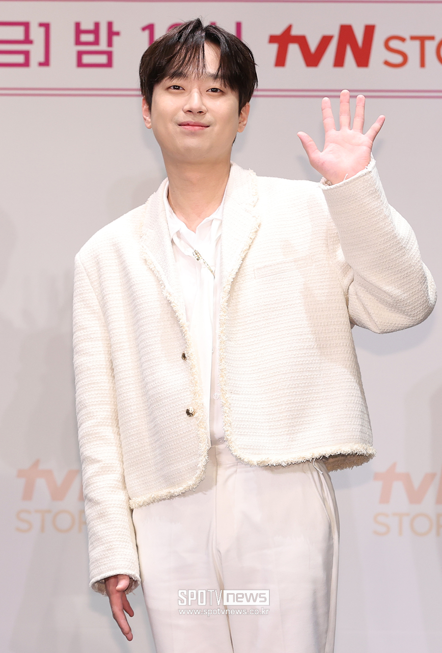 '잘생긴 트롯' 이찬원 "최대철, 어마어마한 노래 성장 속도…실력 소문 나는 중"