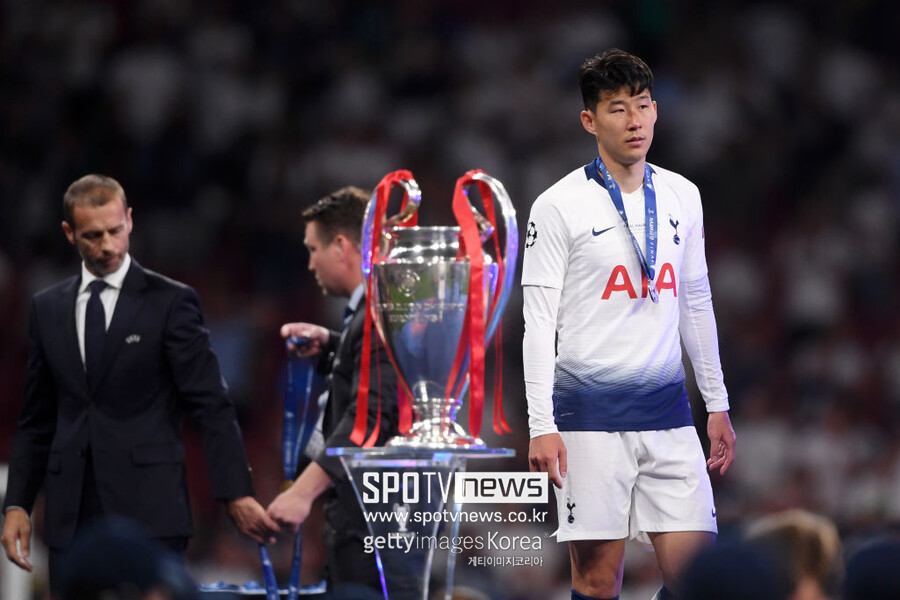 ▲ 유럽축구연맹 챔피언스리그 우승을 놓쳤던 토트넘 홋스퍼 주장 손흥민. 눈물을 흘린 뒤 우승컵 빅이어를 바라보지 않고 지나갔다.