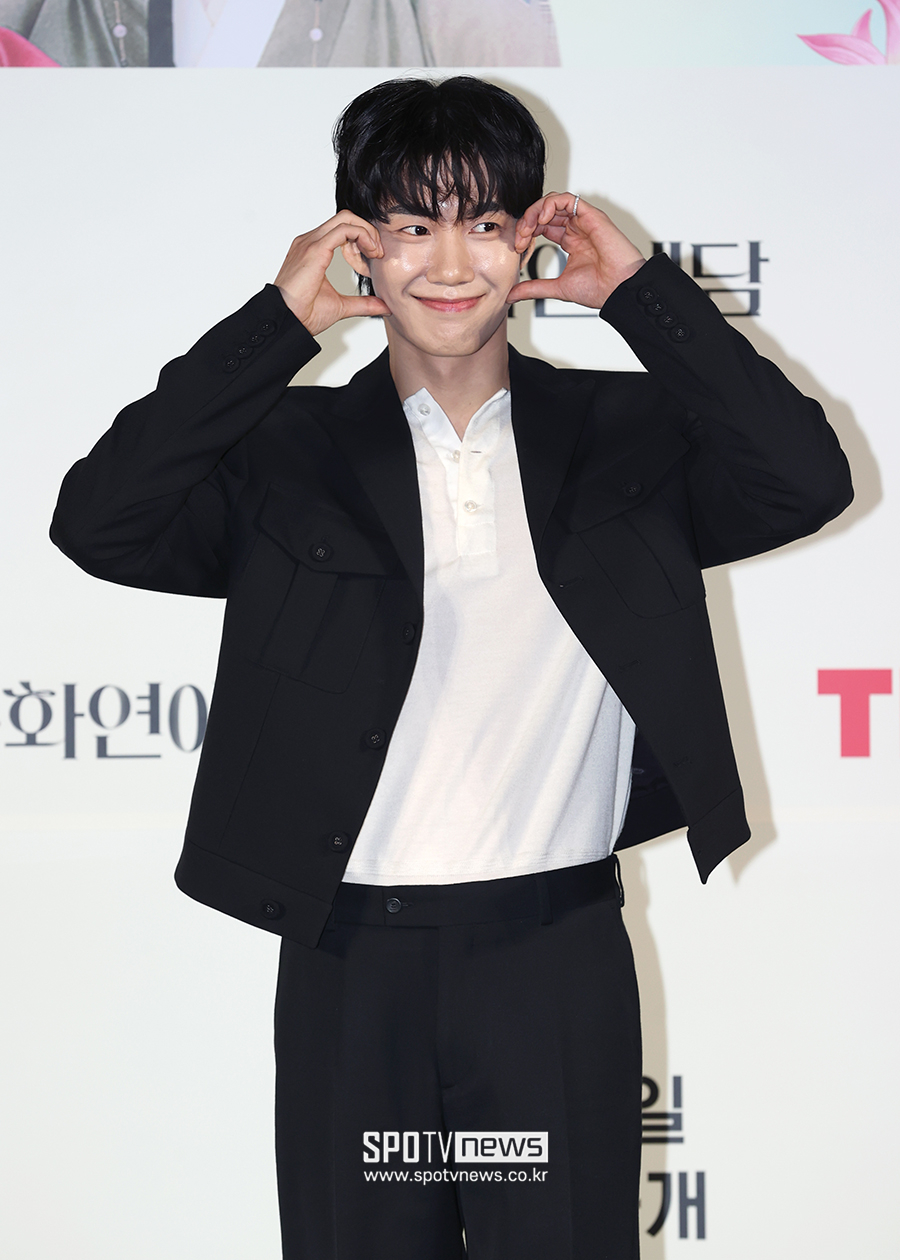 [포토S] 손우현, 귀엽게 볼하트
