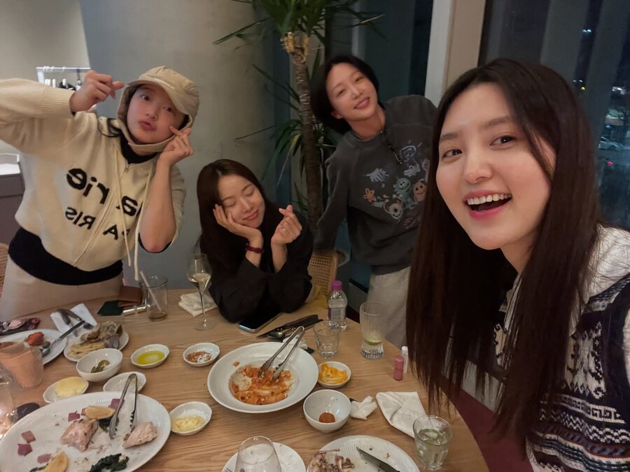 양재웅과 결혼 미룬 하니, 근황 공개됐다…EXID 멤버들과 환한 미소 "웃고 울고"