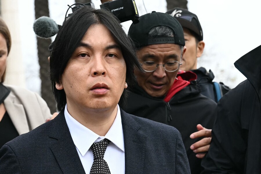 ▲ 오타니 쇼헤이를 사취한 혐의 등으로 기소된 전 통역사 미즈하라 잇페이가 선고를 위해 7일(한국시간) 법원으로 출두하고 있다. ⓒ연합뉴스/AFP