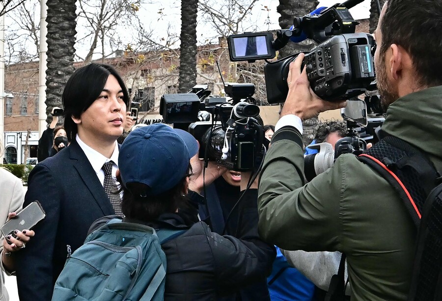 ▲ 오타니 쇼헤이를 사취한 혐의 등으로 기소된 전 통역사 미즈하라 잇페이가 선고를 위해 7일(한국시간) 법원으로 출두하고 있다.  ⓒ연합뉴스/AFP