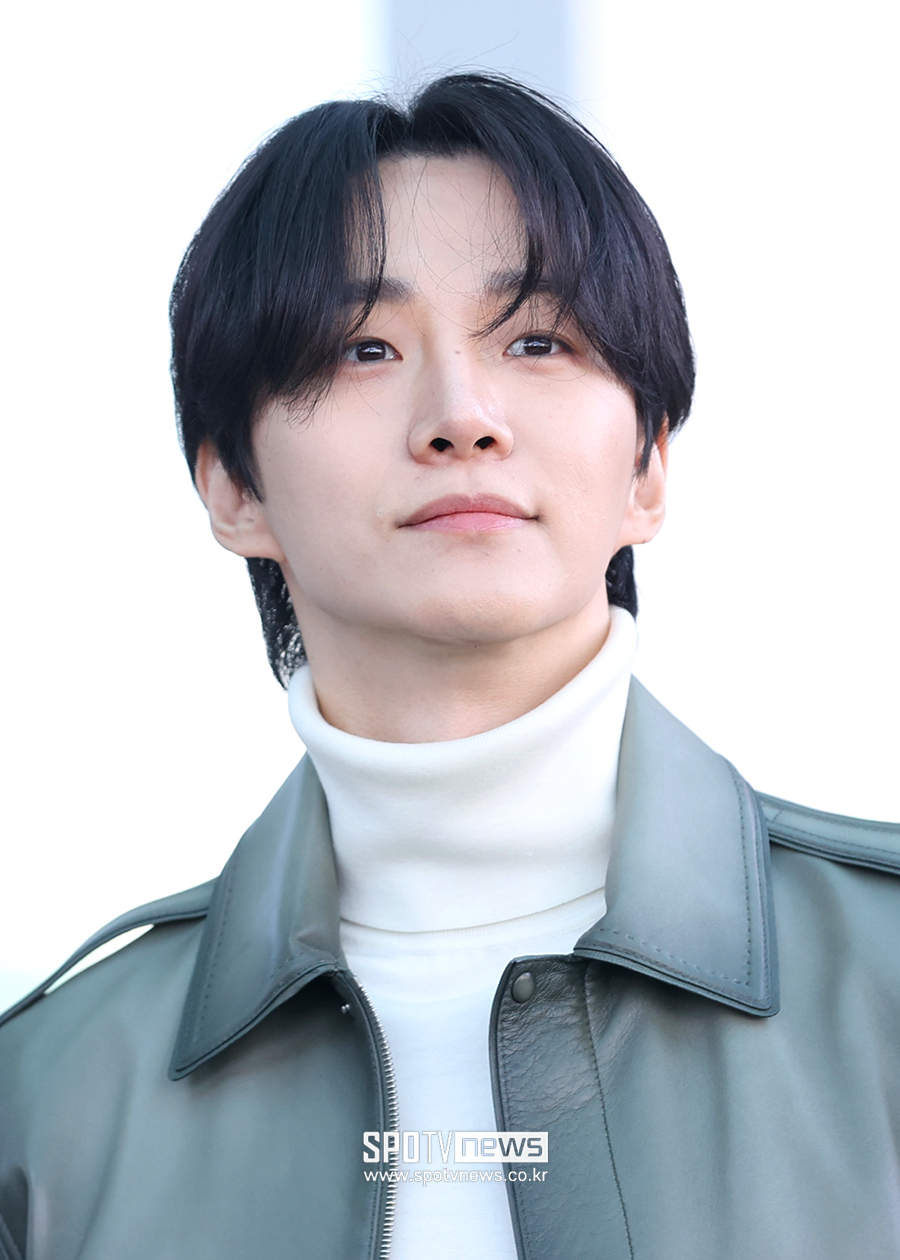 이준호, 깁스하고 목발 짚고 日 출국…"인대 찢어져, 치료 중"[공식입장]