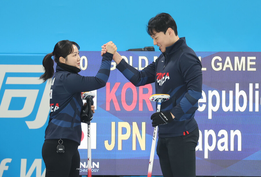 ▲ 8일 중국 하얼빈 핑팡 컬링 아레나에서 열린 컬링 믹스더블 결승 한국과 일본의 경기에 앞서 한국 김경애-성지훈이 손을 맞잡고 있다.  ⓒ연합뉴스