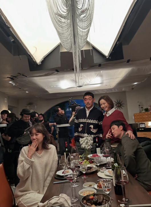 "너무 굵은 촬영" 배우 하정우 감독작에 공효진-김동욱-이하늬 출연..화기애애 현장