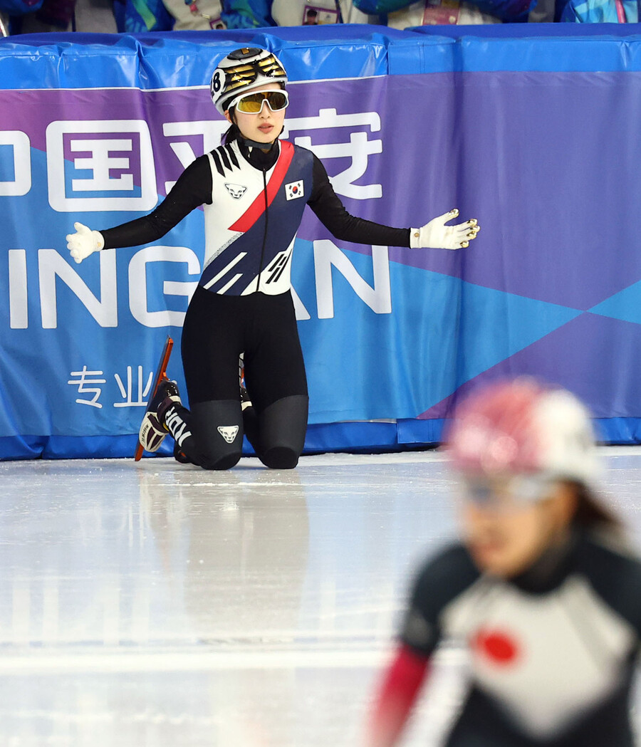 ▲ 여자 3000m 계주 마지막 반 바퀴를 앞두고 넘어진 김길리. 충돌에 항의하는 제스처를 취하며 아쉬워하고 있다. ⓒ 연합뉴스