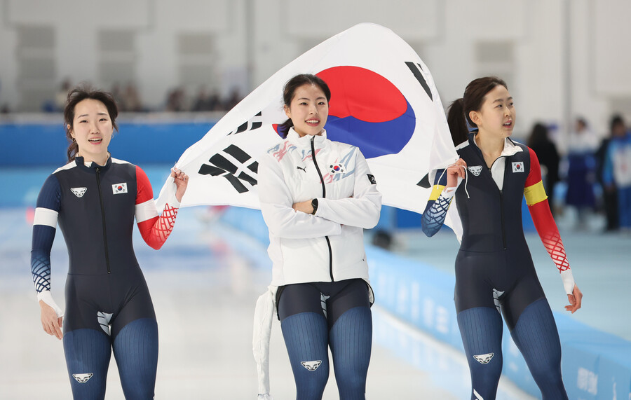 ▲ 김민선, 이나현, 김민지가 하얼빈 동계올림픽 빙속 팀 스프린트에서 중국을 따돌리고 금메달을 획득했다. ⓒ연합뉴스