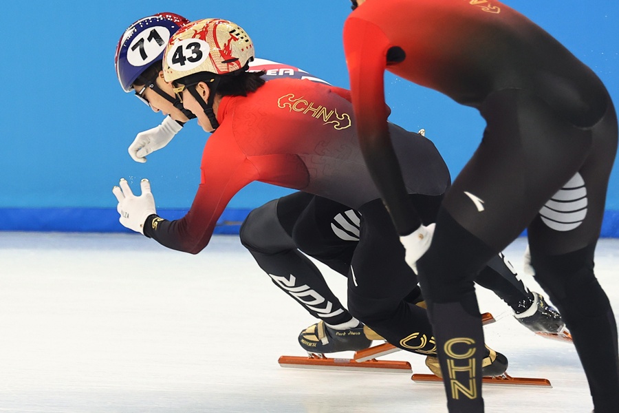 "한국 쇼트트랙은 더러워! 빙상 킥복싱" 中 쑨룽, 실력으로 지고 선 넘는 막말…'엉덩이 밀어주기' 누구더라?