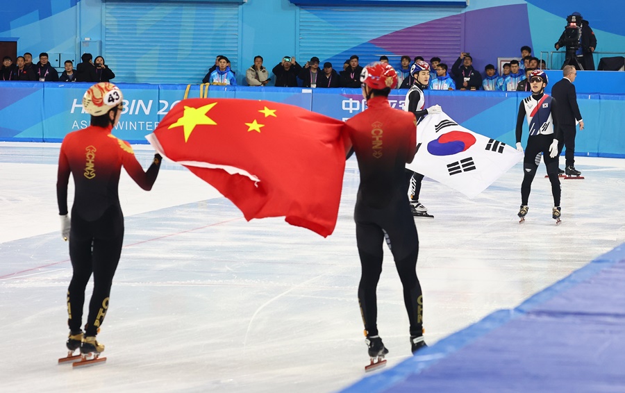 ▲ 남자 5000m 계주에서도 반 바퀴를 남기고 순위가 바뀌었다. 중국에 이어 2위를 달리던 한국은 마지막 주자 박지원의 인코스 추월로 선두를 되찾았다. 그러나 결과는 페널티에 의한 '노 메달'이었다. 박지원과 린샤오쥔(임효준)의 접촉이 있었는데 심판진은 리플레이 분석 결과 한국의 '암 블록' 페널티를 선언했다.  ⓒ연합뉴스