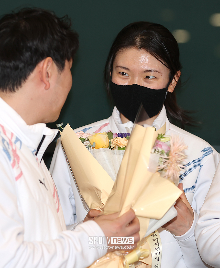 [포토S] 꽃다발 받는 심석희
