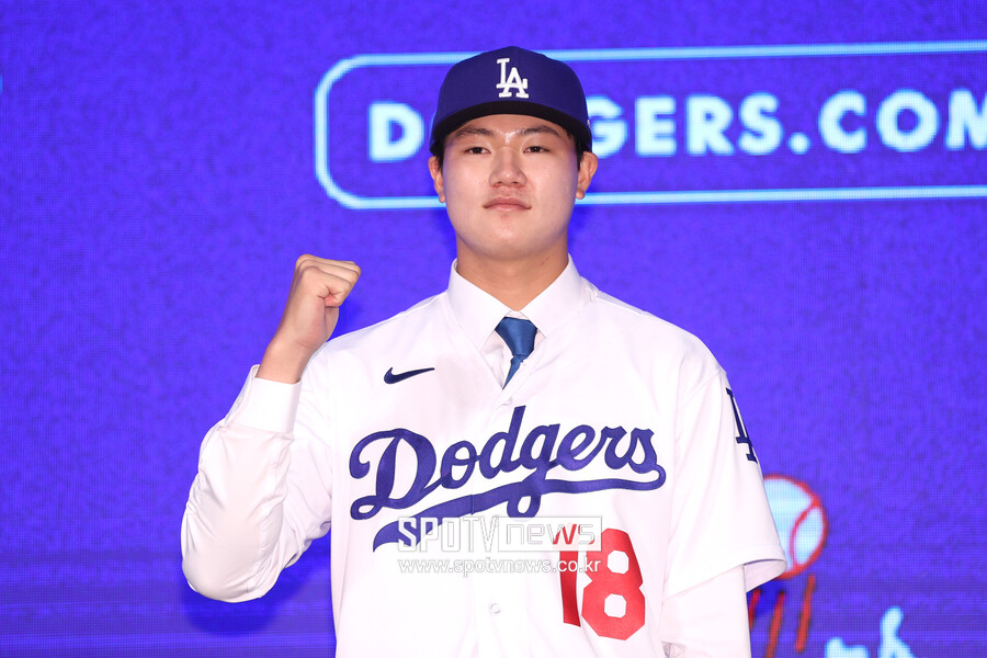 “한국 유망주, 루브르 박물관에 걸어둬야… 박찬호와 비교되기 시작할 것” 美 칼럼니스트 극찬 세례