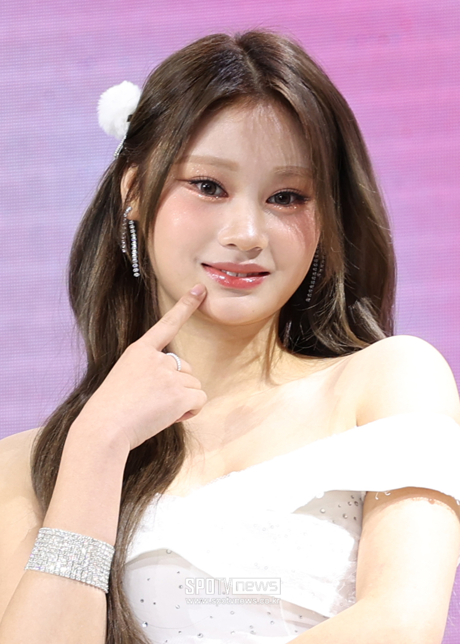[포토S] 블링원 케시, '얼굴에 콕'