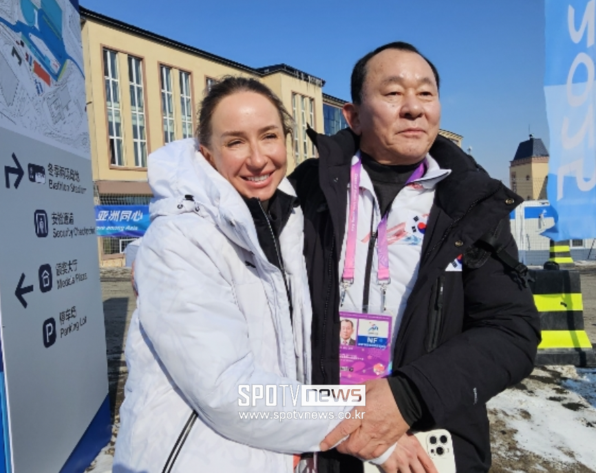 11일 한국 바이애슬론 사상 첫 동계 아시안게임 금메달을 딴 아바쿠모바와 이혁렬 회장 ⓒ대한바이애슬론연맹